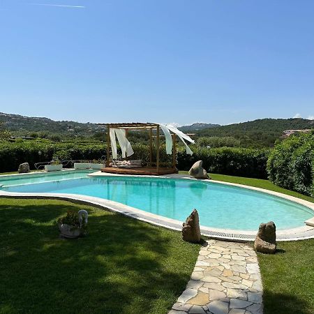 Villa Con Piscina Immersa In Un Meraviglioso Giardino - Wonderful Villa With Pool And Spacious Garden Baja Sardinia Exterior foto