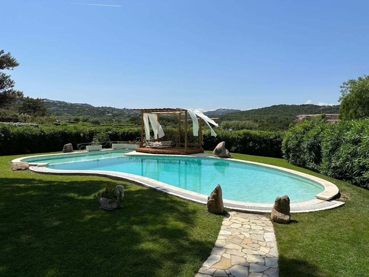 Villa Con Piscina Immersa In Un Meraviglioso Giardino - Wonderful Villa With Pool And Spacious Garden Baja Sardinia Exterior foto